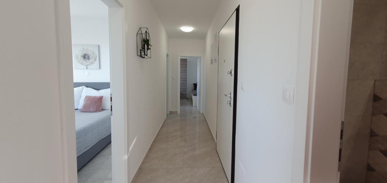 Seahorse Luxury Apartment With Pool And Sea View 诺瓦利娅 外观 照片